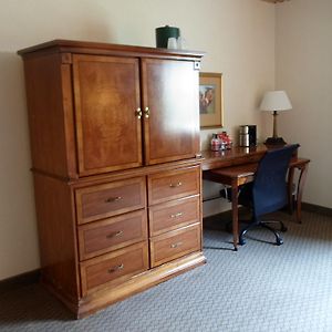 Deluxe King Room Mobility Access or Non-Smoking